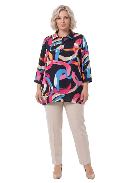 Ολόσωμη λήψη σε λευκό φόντο: γυναικείο μάξι πουκάμισο plus size με πολύχρωμο αφηρημένο μοτίβο, μαύρη βάση, κλασικό γιακά και μανίκια.