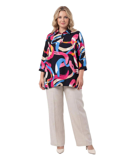 Ολόσωμη λήψη σε λευκό φόντο: Επίσημο μάξι πουκάμισο plus size με εντυπωσιακό πολύχρωμο μοτίβο σε μαύρη βάση και φαρδιά μανίκια.