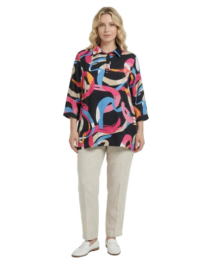 Επίσημο μάξι πουκάμισο plus size με πολύχρωμο αφηρημένο μοτίβο και φαρδιά μανίκια. Ολόσωμη μπροστινή λήψη σε λευκό φόντο, φορεμένο με μπεζ παντελόνι.