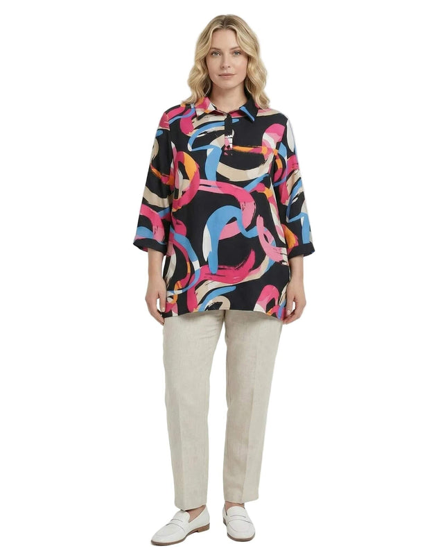 Επίσημο μάξι πουκάμισο plus size με πολύχρωμο αφηρημένο μοτίβο και φαρδιά μανίκια. Ολόσωμη μπροστινή λήψη σε λευκό φόντο, φορεμένο με μπεζ παντελόνι.