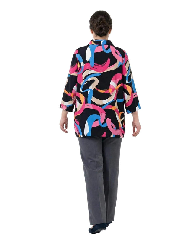 Πίσω όψη από επίσημο μάξι πουκάμισο plus size σε μαύρο χρώμα με πολύχρωμο αφηρημένο μοτίβο και φαρδιά μανίκια, φορεμένο από μοντέλο.