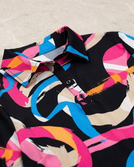 Κοντινή λεπτομέρεια στο πάνω μέρος από γυναικείο πουκάμισο plus size. Διακρίνεται ο κλασικός γιακάς, το κούμπωμα και το εντυπωσιακό πολύχρωμο μοτίβο.