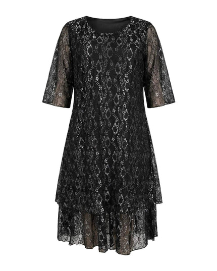 Επίσημο μαύρο φόρεμα σε μεγάλα μεγέθη με εντυπωσιακή δαντέλα, διάφανα μανίκια 3/4 και κλιμακωτό τελείωμα, μπροστινή όψη σε λευκό φόντο.