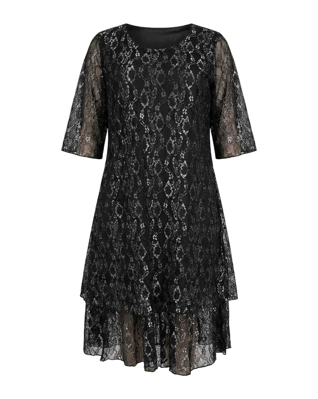 Επίσημο μαύρο φόρεμα σε μεγάλα μεγέθη με εντυπωσιακή δαντέλα, διάφανα μανίκια 3/4 και κλιμακωτό τελείωμα, μπροστινή όψη σε λευκό φόντο.