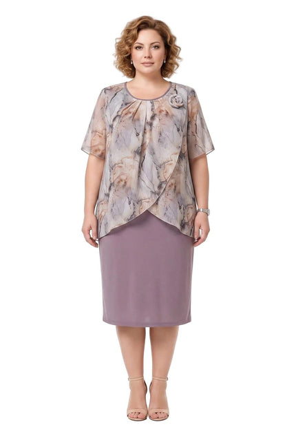 Επίσημο μίντι φόρεμα plus size σε άλφα γραμμή με αέρινη εμπριμέ εσάρπα σε μωβ-γκρι αποχρώσεις, ολόσωμη λήψη σε λευκό φόντο.