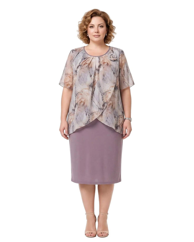 Επίσημο μίντι φόρεμα plus size σε άλφα γραμμή με αέρινη εμπριμέ εσάρπα σε μωβ-γκρι αποχρώσεις, ολόσωμη λήψη σε λευκό φόντο.