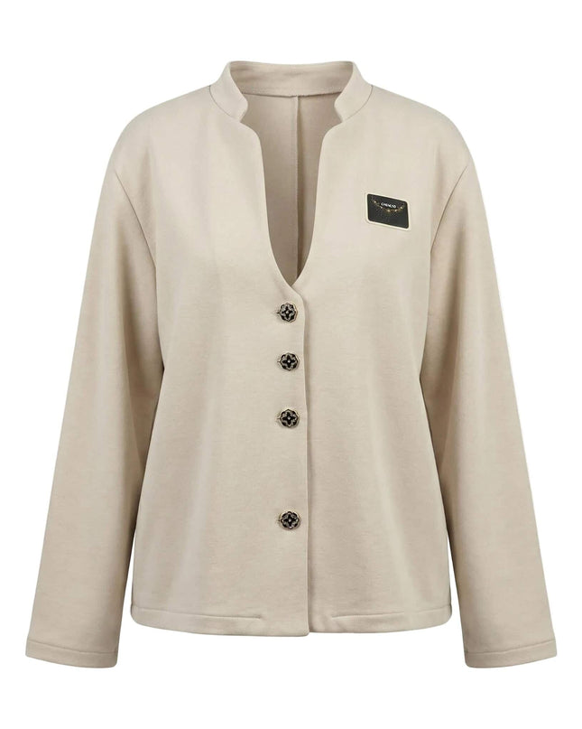 Επίσημο μπεζ γυναικείο σακάκι σε μεγάλα μεγέθη, με εντυπωσιακό κοφτό ντεκολτέ και διακοσμητικά κουμπιά, σε λευκό φόντο.