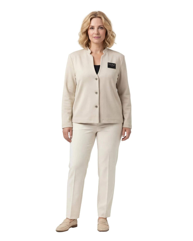 Ολόσωμη λήψη σε λευκό φόντο: Επίσημο μπεζ γυναικείο σακάκι σε μεγάλα μεγέθη, με εντυπωσιακό ντεκολτέ και διακοσμητικά κουμπιά μπροστά.