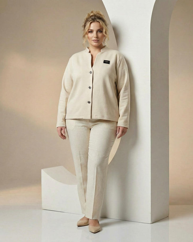 Ολόσωμη λήψη με γυναίκα να φοράει επίσημο μπεζ γυναικείο σακάκι σε μεγάλα μεγέθη. Διακρίνεται το κομψό ντεκολτέ και το κούμπωμα με κουμπιά μπροστά.