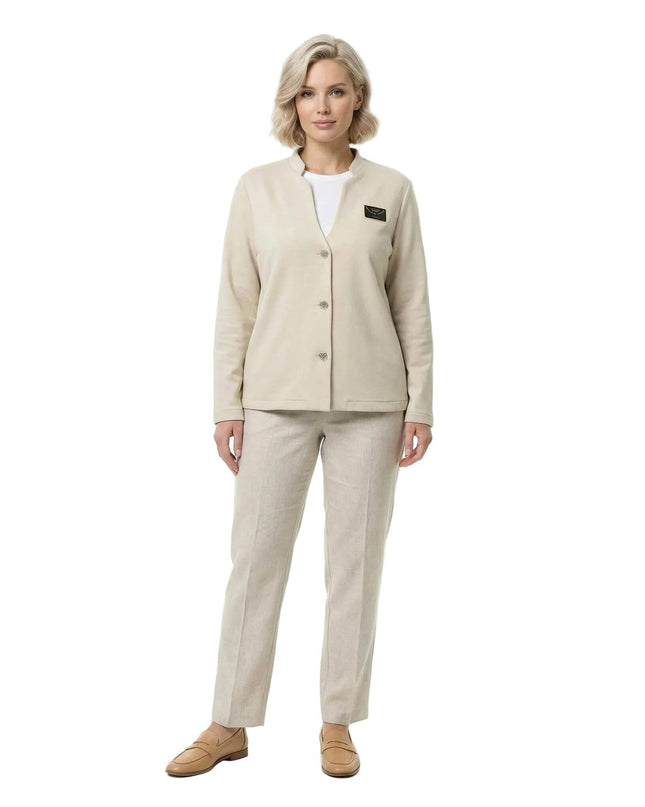 Ολόσωμη μπροστινή λήψη που παρουσιάζει το επίσημο μπεζ γυναικείο σακάκι σε μεγάλα μεγέθη, με ιδιαίτερο ντεκολτέ και κουμπιά, σε συνδυασμό με παντελόνι.