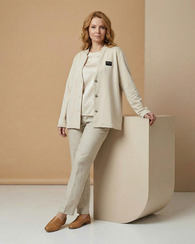 Ολόσωμη λήψη. Επίσημο μπεζ γυναικείο σακάκι σε μεγάλα μεγέθη, συνδυασμένο με ασορτί τοπ και παντελόνι, αναδεικνύοντας την κομψή ίσια γραμμή.