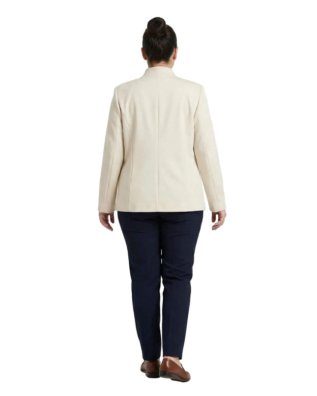 Πίσω όψη από το επίσημο μπεζ γυναικείο σακάκι σε μεγάλα μεγέθη. Η ίσια γραμμή και η κομψή εφαρμογή αναδεικνύονται στο μοντέλο σε λευκό φόντο.
