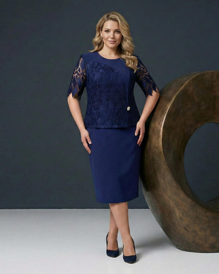 Ολόσωμη λήψη από επίσημο μπλε φόρεμα σε ίσια γραμμή με δαντέλα στο μπούστο και διακοσμητική καρφίτσα, κομψή επιλογή για μεγάλα μεγέθη.