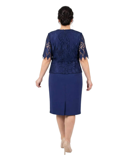 Πίσω όψη από επίσημο μπλε φόρεμα σε ίσια γραμμή για μεγάλα μεγέθη, με κομψή δαντέλα στην πλάτη και μικρό άνοιγμα στο κάτω μέρος της φούστα.