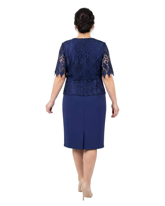 Πίσω όψη από επίσημο μπλε φόρεμα σε ίσια γραμμή για μεγάλα μεγέθη, με κομψή δαντέλα στην πλάτη και μικρό άνοιγμα στο κάτω μέρος της φούστα.