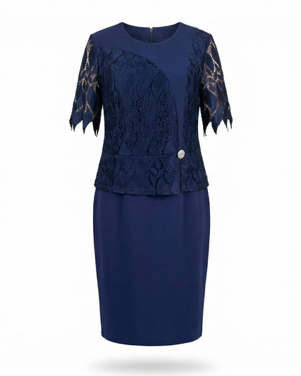 Επίσημο μπλε φόρεμα σε ίσια γραμμή με εντυπωσιακή δαντέλα στο μπούστο και διακοσμητική καρφίτσα, σε ολόσωμη λήψη για μεγάλα μεγέθη.