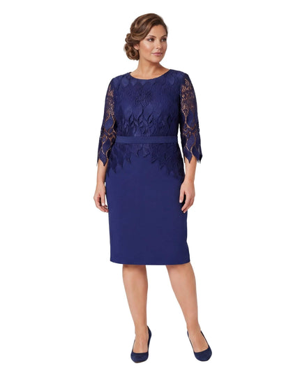 Επίσημο μπλε σκούρο φόρεμα με δαντέλα και ζώνη, ιδανικό για μεγάλα μεγέθη. Ολόσωμη λήψη του φορέματος σε λευκό φόντο.