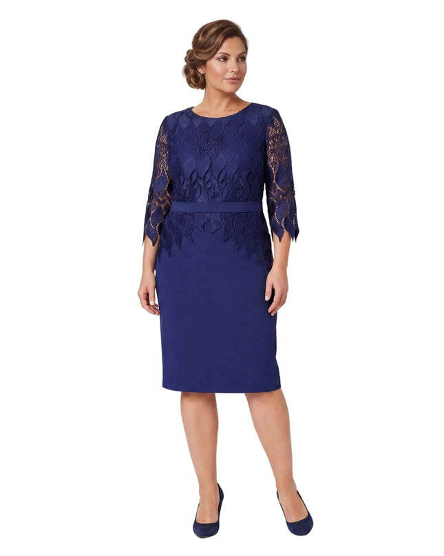 Επίσημο μπλε σκούρο φόρεμα με δαντέλα και ζώνη, ιδανικό για μεγάλα μεγέθη. Ολόσωμη λήψη του φορέματος σε λευκό φόντο.