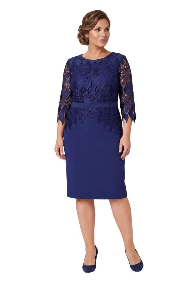 Επίσημο μπλε σκούρο φόρεμα με δαντέλα και ζώνη, ιδανικό για μεγάλα μεγέθη. Ολόσωμη λήψη του φορέματος σε λευκό φόντο.