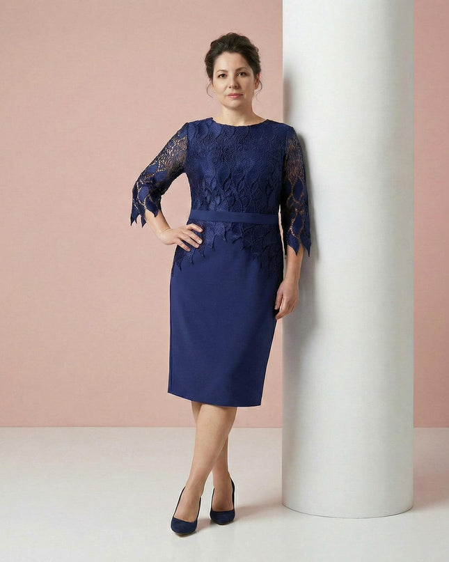 Επίσημο μπλε σκούρο φόρεμα με δαντέλα και ζώνη σε μεγάλα μεγέθη, σε ολόσωμη λήψη που αναδεικνύει την κομψή ίσια γραμμή.