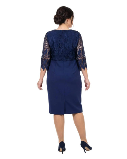 Επίσημο μπλε σκούρο φόρεμα σε μεγάλα μεγέθη, πίσω όψη που αναδεικνύει τη φλοράλ δαντέλα στην πλάτη και το σκίσιμο στο τελείωμα της φούστας.