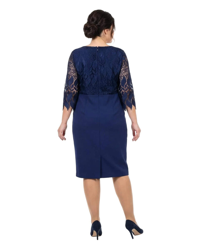 Επίσημο μπλε σκούρο φόρεμα σε μεγάλα μεγέθη, πίσω όψη που αναδεικνύει τη φλοράλ δαντέλα στην πλάτη και το σκίσιμο στο τελείωμα της φούστας.