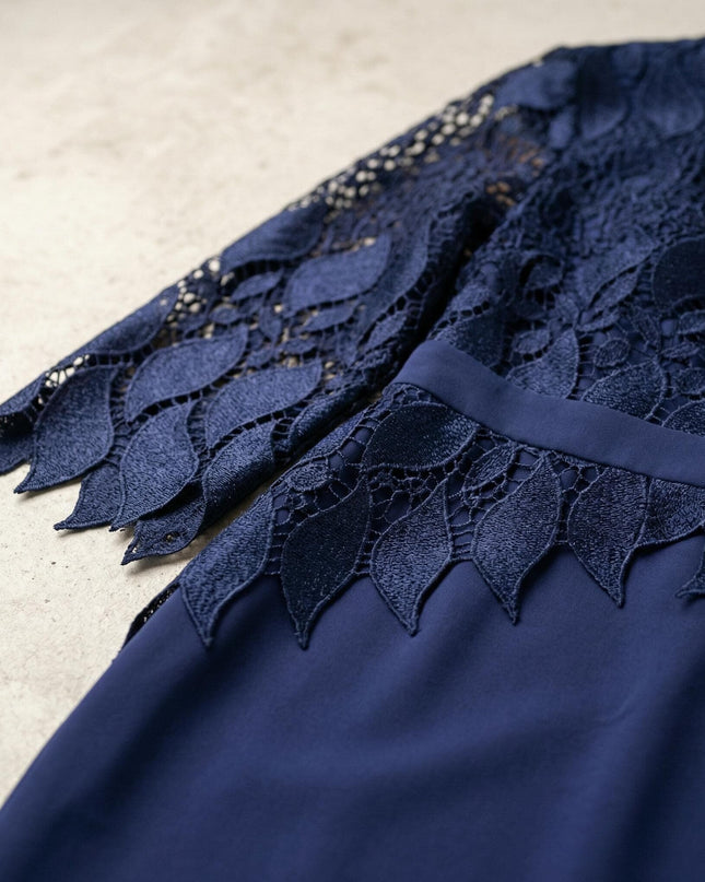 Κοντινή λήψη της δαντέλας στο μανίκι και του υφάσματος σε επίσημο μπλε σκούρο φόρεμα για μεγάλα μεγέθη, με έμφαση στη λεπτομέρεια.