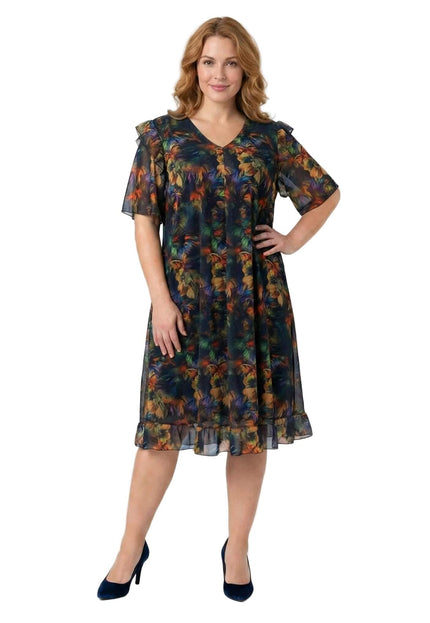 Ολόσωμη λήψη γυναικείου plus size φορέματος από χρωματιστό σιφόν με φλοράλ μοτίβο, V λαιμόκοψη και αέρινα μανίκια, ιδανικό για επίσημες εκδηλώσεις.