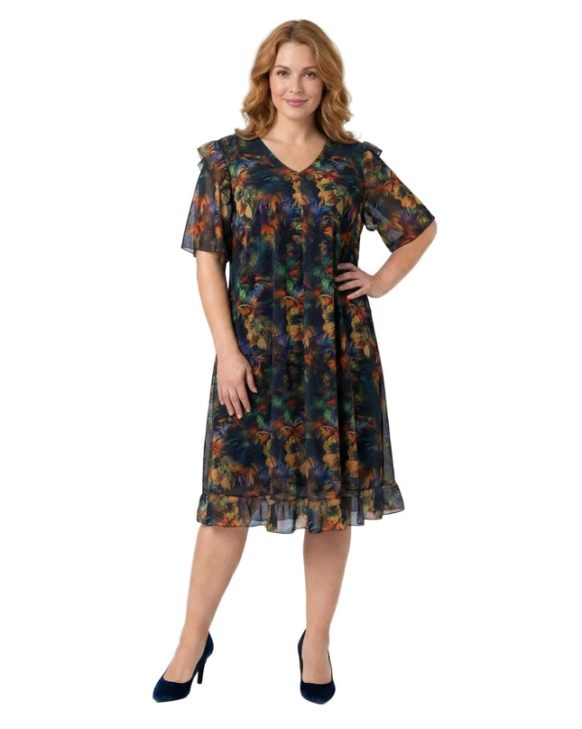 Ολόσωμη λήψη γυναικείου plus size φορέματος από χρωματιστό σιφόν με φλοράλ μοτίβο, V λαιμόκοψη και αέρινα μανίκια, ιδανικό για επίσημες εκδηλώσεις.