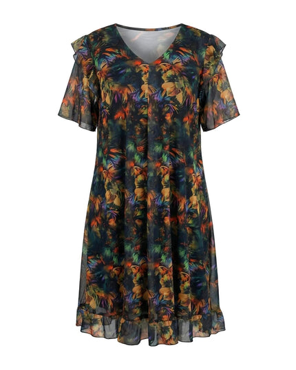 Επίσημο plus size φόρεμα από χρωματιστό σιφόν με μαύρη βάση και φλοράλ μοτίβα. Μπροστινή λήψη σε λευκό φόντο που αναδεικνύει την εβαζέ γραμμή, τη V λαιμόκοψη και τα βολάν.