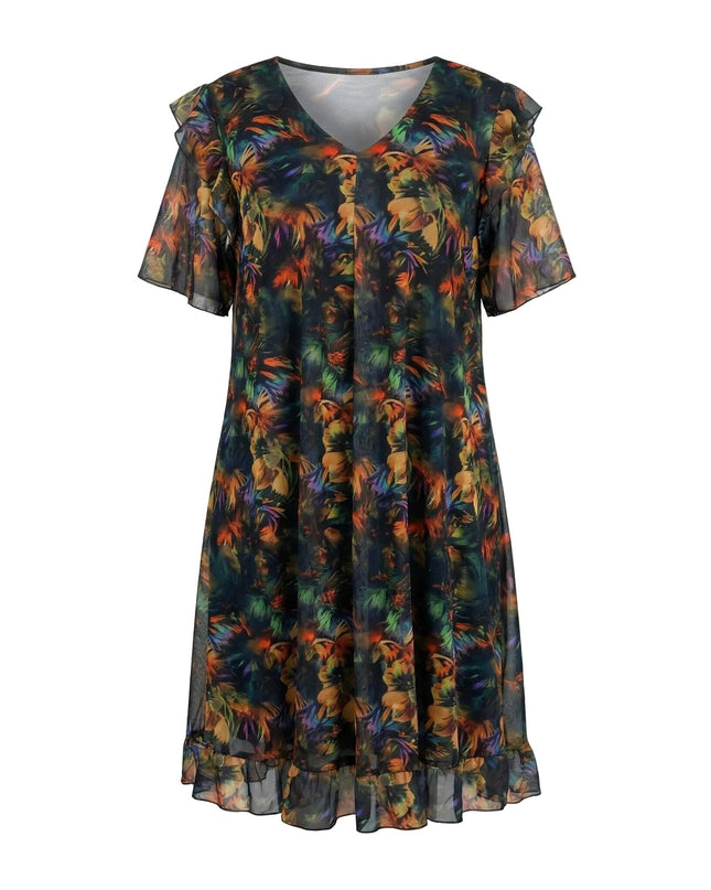 Επίσημο plus size φόρεμα από χρωματιστό σιφόν με μαύρη βάση και φλοράλ μοτίβα. Μπροστινή λήψη σε λευκό φόντο που αναδεικνύει την εβαζέ γραμμή, τη V λαιμόκοψη και τα βολάν.