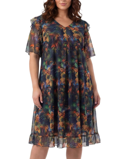 Επίσημο plus size φόρεμα από χρωματιστό σιφόν με φυτικό μοτίβο και αέρινα μανίκια, σε ολόσωμη λήψη μπροστά σε λευκό φόντο.