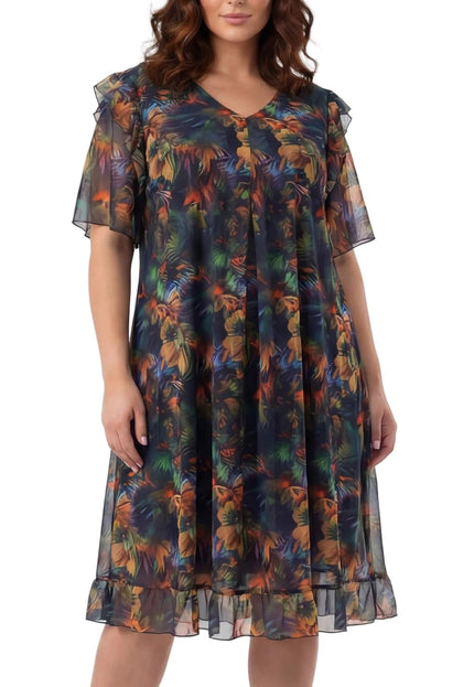 Επίσημο plus size φόρεμα από χρωματιστό σιφόν με φυτικό μοτίβο και αέρινα μανίκια, σε ολόσωμη λήψη μπροστά σε λευκό φόντο.