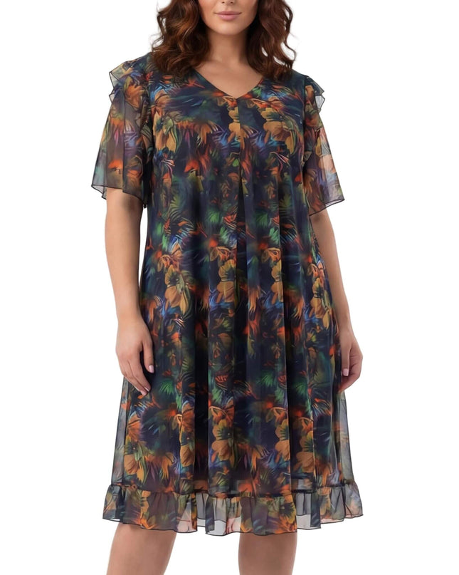 Επίσημο plus size φόρεμα από χρωματιστό σιφόν με φυτικό μοτίβο και αέρινα μανίκια, σε ολόσωμη λήψη μπροστά σε λευκό φόντο.