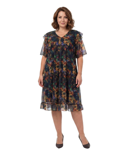 Επίσημο plus size φόρεμα από χρωματιστό σιφόν με εντυπωσιακό μανίκι και βολάν στο κάτω μέρος, σε ολόσωμη λήψη σε λευκό φόντο.