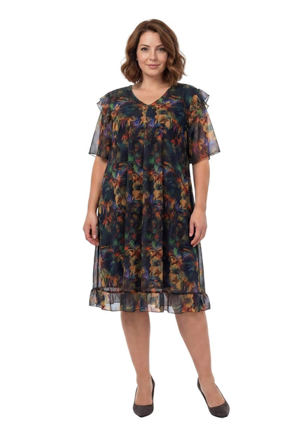 Επίσημο plus size φόρεμα από χρωματιστό σιφόν με εντυπωσιακό μανίκι και βολάν στο κάτω μέρος, σε ολόσωμη λήψη σε λευκό φόντο.