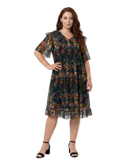 Επίσημο plus size φόρεμα από χρωματιστό σιφόν με φλοράλ μοτίβο και βολάν στο τελείωμα, σε ολόσωμη λήψη που αναδεικνύει την άνετη εβαζέ γραμμή.