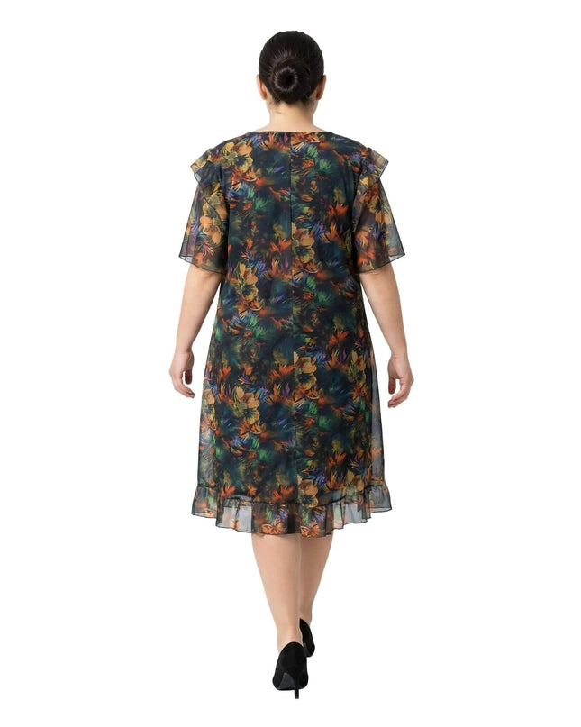 Επίσημο plus size φόρεμα από χρωματιστό σιφόν σε πίσω όψη, με εντυπωσιακό μοτίβο και βολάν στο κάτω μέρος.