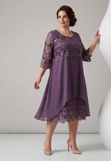 Ολόσωμη λήψη που δείχνει ένα κομψό επίσημο plus size φόρεμα σε απόχρωση σάπιο μήλο. Το φόρεμα σε γραμμή Α διαθέτει ανάγλυφη δαντέλα, λεπτομέρειες με παγιέτες και αέρινο σιφόν κάτω από το γόνατο.
