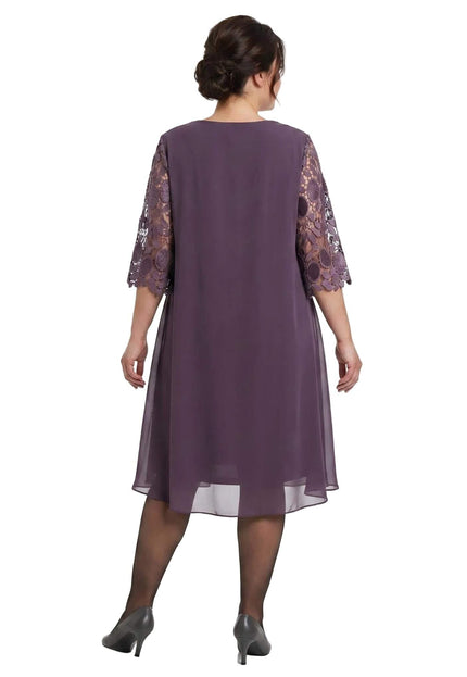 Πίσω όψη από επίσημο plus size φόρεμα σε σάπιο μήλο, με λεπτομέρειες από δαντέλα στα μανίκια 3/4 και χυτό σιφόν ύφασμα, σε λευκό φόντο.