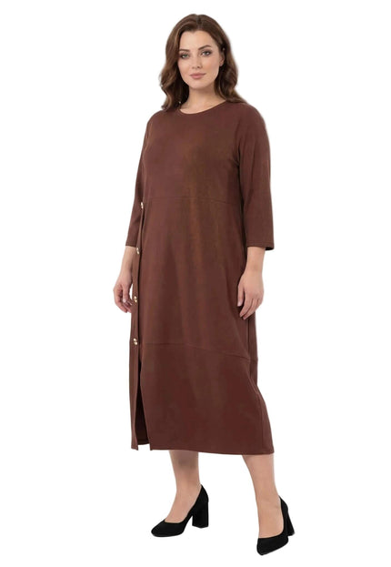 Ολόσωμη λήψη σε λευκό φόντο: Επίσημο plus size μάξι φόρεμα σε καφέ χρώμα με στρογγυλή λαιμόκοψη, μανίκια 7/8 και διακοσμητικά χρυσά κουμπιά μπροστά.