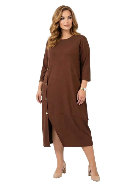Ολόσωμη λήψη: Επίσημο plus size μάξι φόρεμα σε ζεστό καφέ χρώμα με στρογγυλή λαιμόκοψη και εντυπωσιακά χρυσά κουμπιά στο πλάι, σε λευκό φόντο.