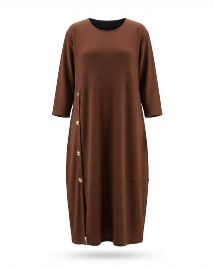 Επίσημο plus size μάξι φόρεμα σε καφέ χρώμα με διακοσμητικά κουμπιά και σκίσιμο, παρουσίαση σε λευκό φόντο.