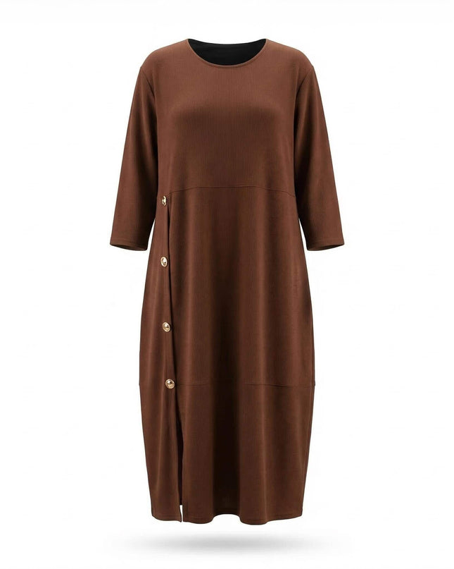 Επίσημο plus size μάξι φόρεμα σε καφέ χρώμα με διακοσμητικά κουμπιά και σκίσιμο, παρουσίαση σε λευκό φόντο.