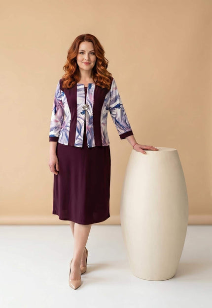 Επίσημο plus size μάξι φόρεμα μπορντό με αφηρημένο μοτίβο και καρφίτσα