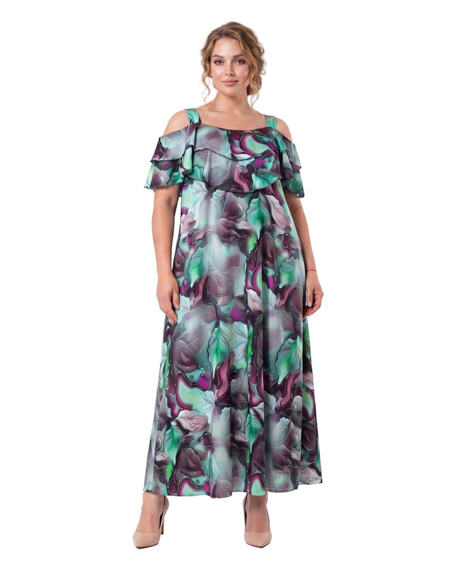 Πολύχρωμο μάξι φόρεμα plus size σε λευκό φόντο. Διαθέτει αφηρημένο φλοράλ μοτίβο με πράσινες και μωβ αποχρώσεις, ανοιχτούς ώμους και βολάν στο ντεκολτέ.