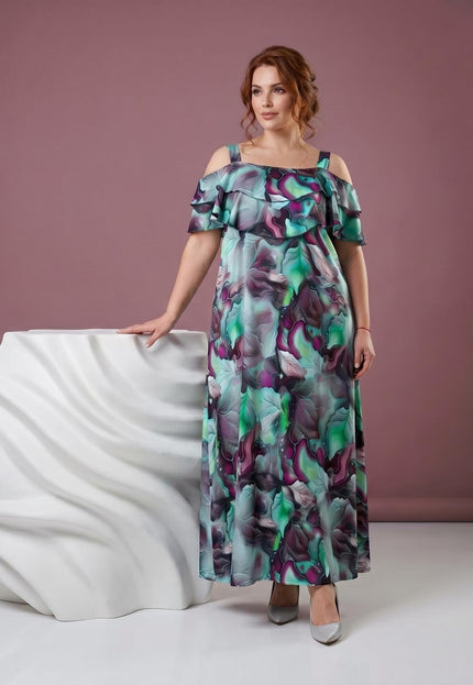 Επίσημο πολύχρωμο μάξι φόρεμα plus size σε ολόσωμη λήψη, με εντυπωσιακά διπλά βολάν στο ντεκολτέ και αφηρημένο φλοράλ μοτίβο.