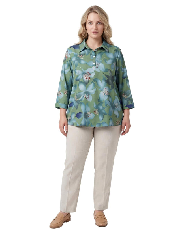 Ολόσωμη λήψη με μοντέλο που φοράει επίσημο πράσινο φλοράλ πουκάμισο σε μεγάλα μεγέθη. Αναδεικνύει την εβαζέ γραμμή και τα μανίκια 7/8 σε λευκό φόντο.