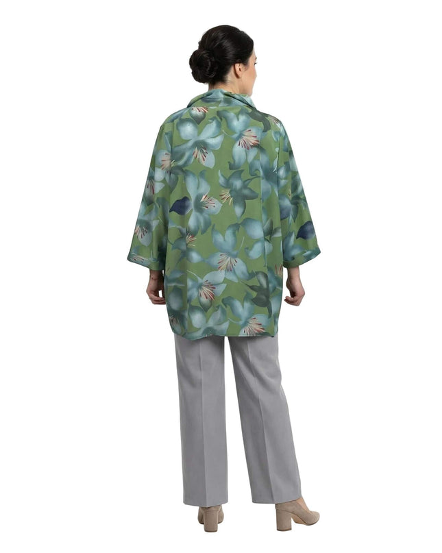 Πίσω όψη της γυναίκας που φοράει το επίσημο πράσινο φλοράλ πουκάμισο σε μεγάλα μεγέθη. Εβαζέ γραμμή, φωτογράφιση σε λευκό φόντο.