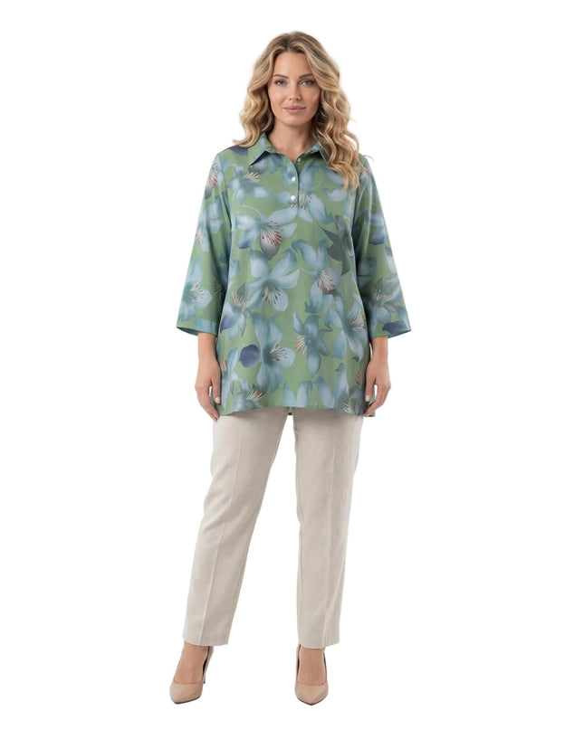 Ολόσωμη λήψη μοντέλου με επίσημο πράσινο φλοράλ πουκάμισο σε μεγάλα μεγέθη, με εβαζέ γραμμή και μανίκια 7/8, σε λευκό φόντο.